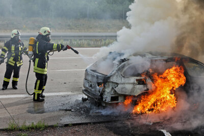 Ausgebranntes Auto: War es ein technischer Defekt? - Das Fahrzeug fing während der Fahrt plötzlich Feuer. 