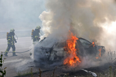 Ausgebranntes Auto: War es ein technischer Defekt? - Das Fahrzeug fing während der Fahrt plötzlich Feuer. 