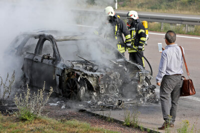 Ausgebranntes Auto: War es ein technischer Defekt? - Das Fahrzeug fing während der Fahrt plötzlich Feuer. 