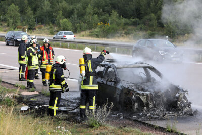 Ausgebranntes Auto: War es ein technischer Defekt? - Das Fahrzeug fing während der Fahrt plötzlich Feuer. 