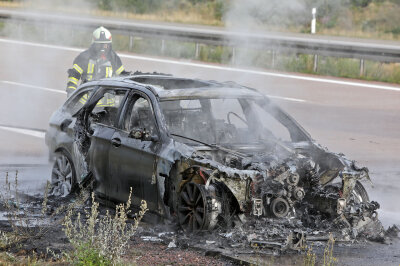 Ausgebranntes Auto: War es ein technischer Defekt? - Das Fahrzeug fing während der Fahrt plötzlich Feuer. 