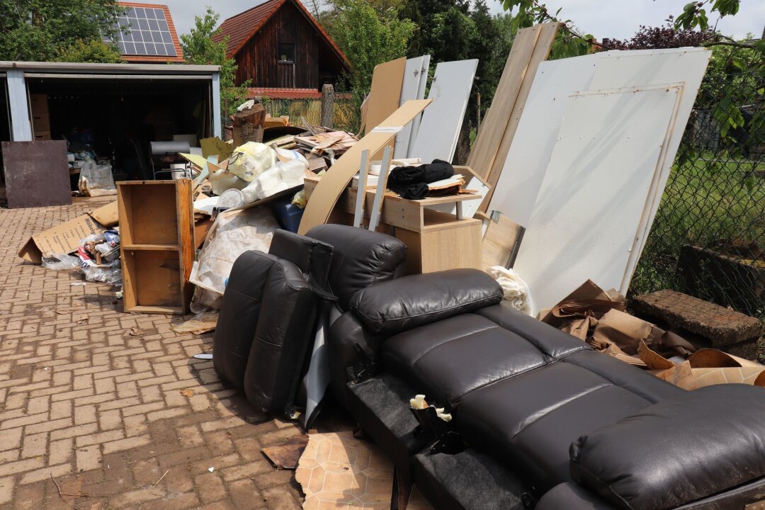 Ausgepumpt und nun? Wie es nach Hochwasser weitergehen kann - Aufräumen nach dem Hochwasser: Oft muss man sich von vielen Möbeln trennen. Vor allem Naturmaterialien wie Holz bekommt man kaum wieder getrocknet – es besteht schnell Schimmelgefahr.