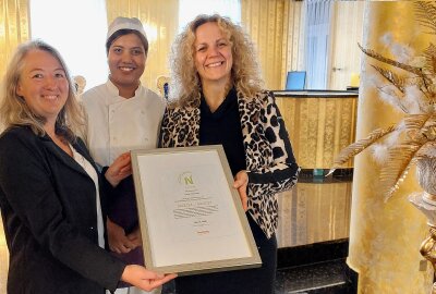 Ausländische Arbeitskräfte: Hotel Alexandra ist Partnerbetrieb! - Im Bild von links Claudia Krühne, Rubina Kaluwal und Alexandra Glied mit der offiziellen Urkunde. Das Hotel Alexandra ist Partnerbetrieb des zertifizierten Reisetourismus im Vogtland. Foto: Karsten Repert