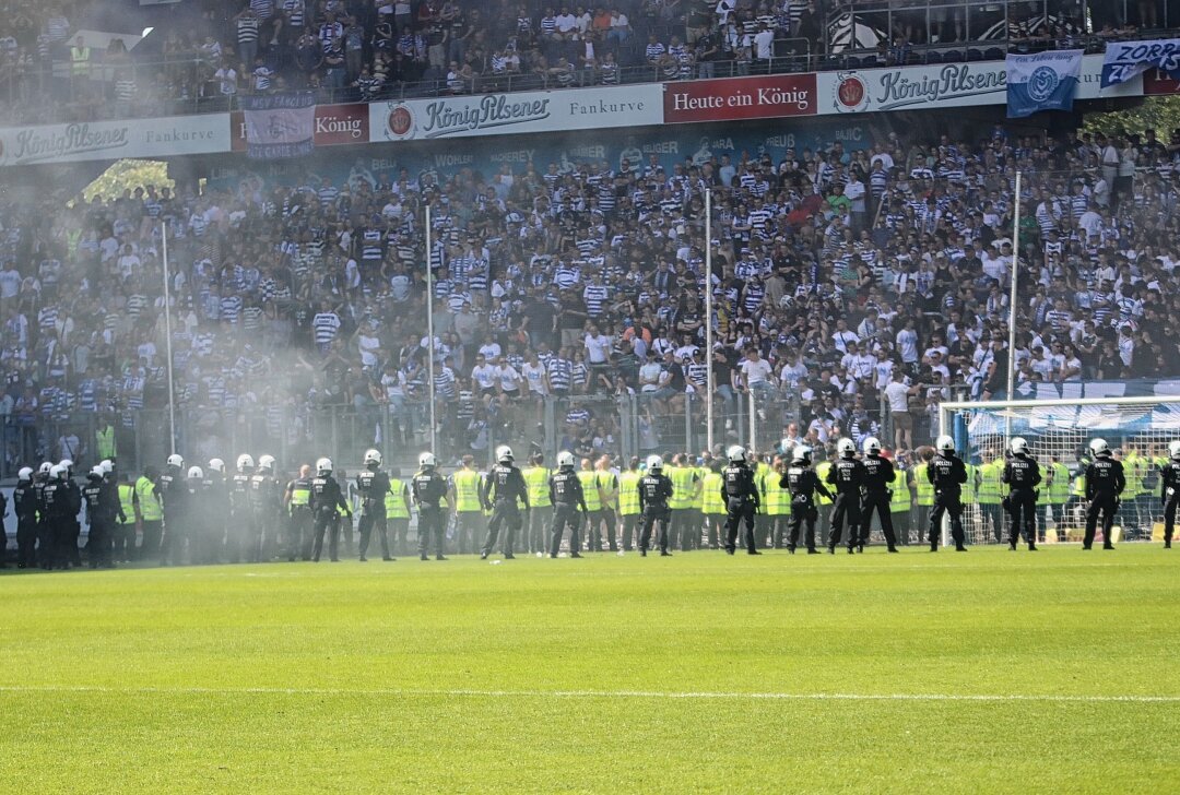 Ausschreitungen beim Spiel: MSV Duisburg gegen FC Erzgebirge Aue unterbrochen - Die Polizei musste das Spielfeld nachdem Platzsturm der Duisburger Fans absichern. Foto: Alexander Gerber