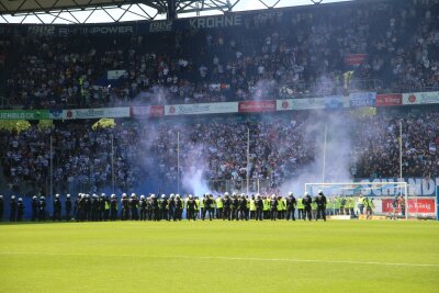 Ausschreitungen beim Spiel: MSV Duisburg gegen FC Erzgebirge Aue unterbrochen - Die Polizei musste das Spielfeld nachdem Platzsturm der Duisburger Fans absichern. Foto: Alexander Gerber