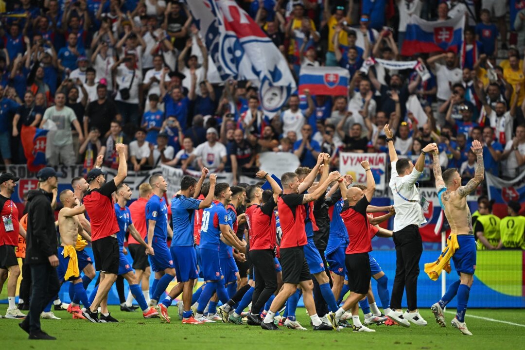 Außenseiter Slowakei gegen England: "Spiel unseres Lebens" - Die Slowaken bejubeln mit ihren Fans den Achtelfinal-Einzug.