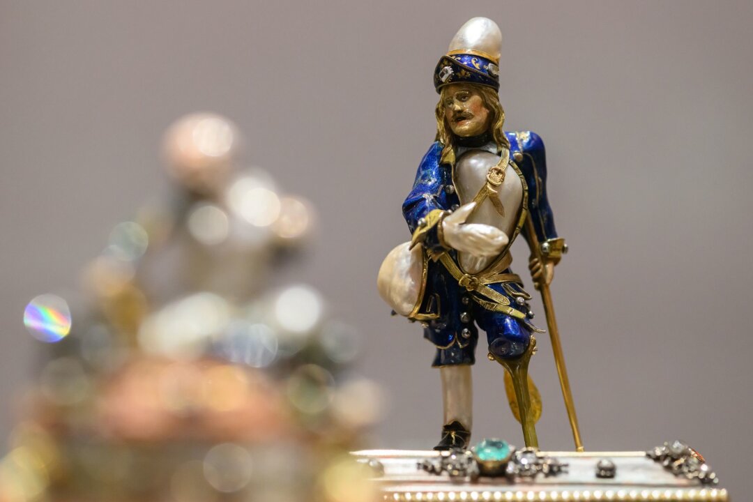 Ausstellung über Behinderung in der Kunst im Grünen Gewölbe - Eine Perlfigur eines bettelnden Soldaten ist in der Ausstellung "Bewundert, gesammelt, ausgestellt" im Neuen Grünen Gewölbe im Residenzschloss zu sehen.