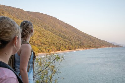 Australien: Neuer Trail zwischen Regenwald und Korallenmeer - Der Wangetti Trail im tropischen Nordosten Australiens eröffnet Wanderern spektakuläre Blicke auf das Korallenmeer und führt durch dichten Regenwald.