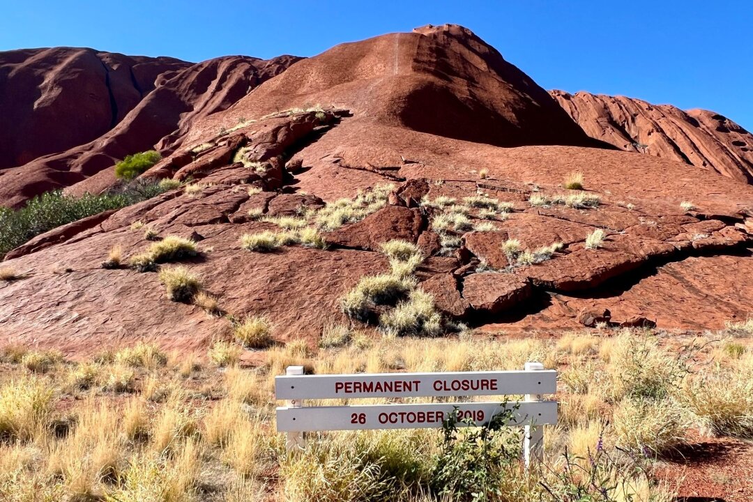 Australiens heiliger Berg: Fünf Jahre Kletterverbot am Uluru - Ein Schild erinnert an die Schließung am 26. Oktober 2019.