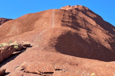 Australiens heiliger Berg: Fünf Jahre Kletterverbot am Uluru - Wie eine Narbe ist noch heute der Pfad zu sehen, über den Touristen jahrzehntelang auf den Berg kletterten.