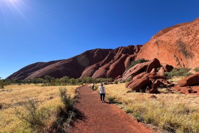 Australiens heiliger Berg: Fünf Jahre Kletterverbot am Uluru - Klettern ist zwar verboten, aber Touristen können über Gehwege um den Uluru herumlaufen.