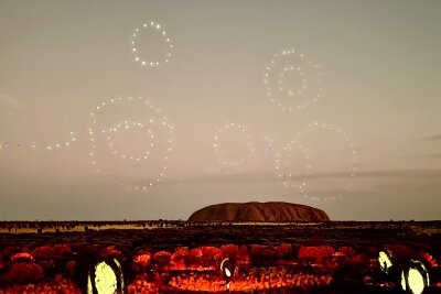 Australiens heiliger Berg: Fünf Jahre Kletterverbot am Uluru - Magische Drohnen- und Lasershows erzählen Geschichten aus der Traumzeit.