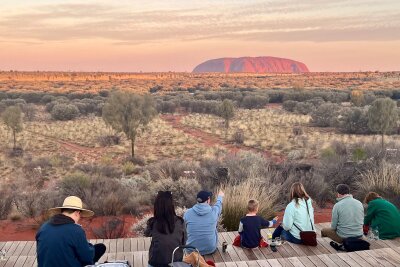 Australiens heiliger Berg: Fünf Jahre Kletterverbot am Uluru - Lieber aus der Ferne als vom Gipfel: Heute können Touristen den Uluru von einer Plattform aus bestaunen.