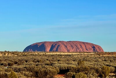 Australiens heiliger Berg: Fünf Jahre Kletterverbot am Uluru - Der Uluru ist der heilige Berg der Anangu und ragt mitten aus dem Outback.