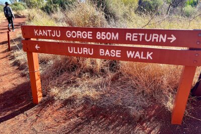 Australiens heiliger Berg: Fünf Jahre Kletterverbot am Uluru - Auf dem Uluru Base Walk können Touristen um den Berg herumlaufen.