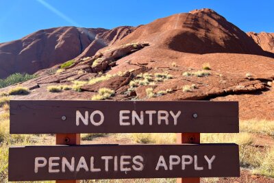 Australiens heiliger Berg: Fünf Jahre Kletterverbot am Uluru - Bei einer Missachtung des Kletterverbots drohen saftige Strafen.