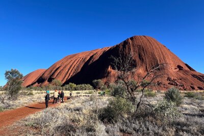 Australiens heiliger Berg: Fünf Jahre Kletterverbot am Uluru - Statt Klettern gibt es heute unter anderem Segway-Touren am Uluru.