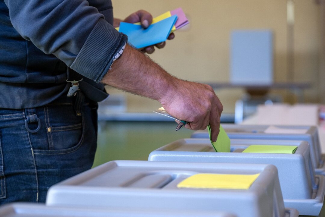 Auszählungen bei Kommunalwahlen - AfD scheitert in Thüringen - Wahlurne im rheinland-pfälzischen Schweich.