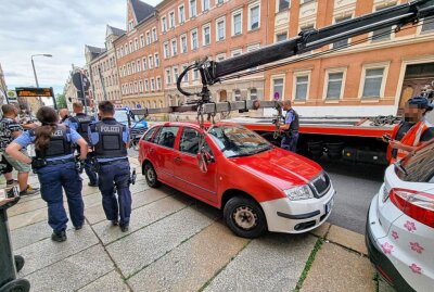 Auto aufgrund von Straftatverdacht abgeschleppt: Großfamilie wehrt sich - Gegen 14.30 Uhr war ein massiver Polizeieinsatz mit vier Streifenwagen nötig um einen tschechischen Skoda aufgrund von Straftatverdacht sicherzustellen und abzuschleppen. Foto: Harry Haertel