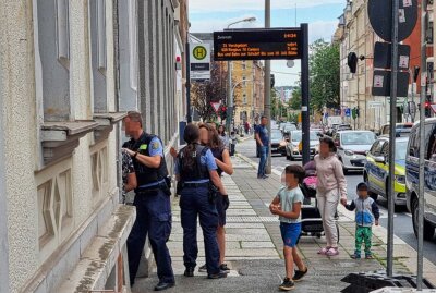 Auto aufgrund von Straftatverdacht abgeschleppt: Großfamilie wehrt sich - Gegen 14.30 Uhr war ein massiver Polizeieinsatz mit vier Streifenwagen nötig um einen tschechischen Skoda aufgrund von Straftatverdacht sicherzustellen und abzuschleppen. Foto: Harry Haertel