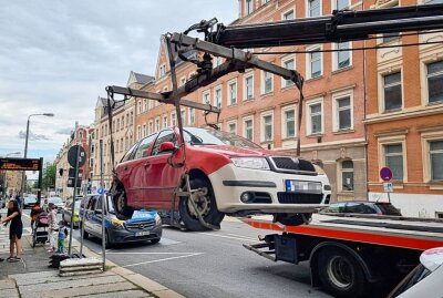 Auto aufgrund von Straftatverdacht abgeschleppt: Großfamilie wehrt sich - Gegen 14.30 Uhr war ein massiver Polizeieinsatz mit vier Streifenwagen nötig um einen tschechischen Skoda aufgrund von Straftatverdacht sicherzustellen und abzuschleppen. Foto: Harry Haertel