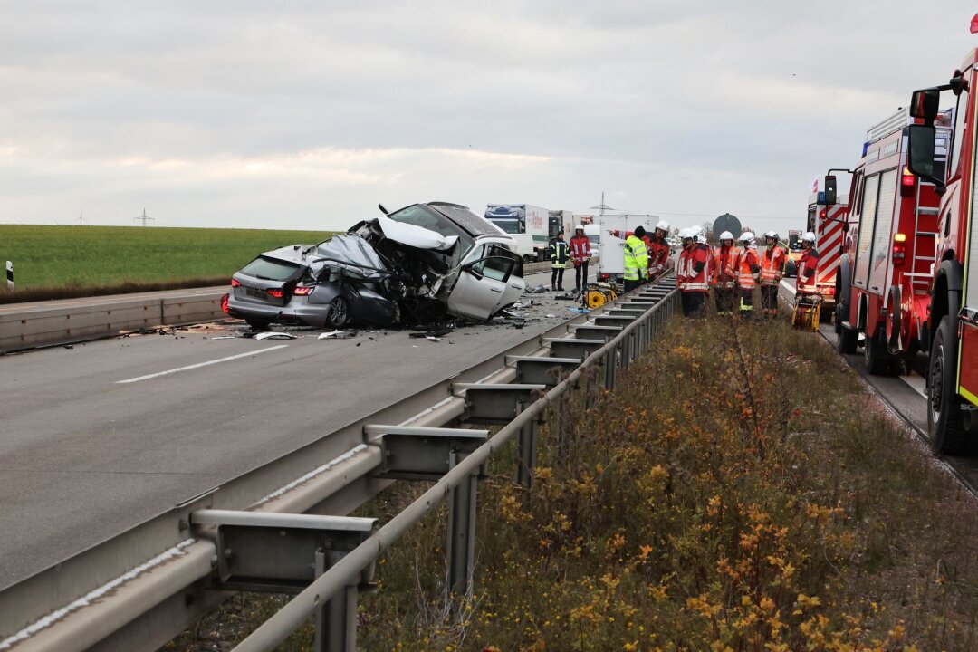 Auto fährt auf A4 in Gegenverkehr - eine Person stirbt - Rettungskräfte an der Unfallstelle auf der Autobahn 4 bei Schmölln.