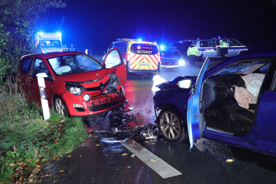 Schwerer Unfall auf der Radeburger Straße: Ein 80-jähriger Skoda-Fahrer gerät auf die Gegenfahrbahn und kollidiert mit einer 42-jährigen Renault-Fahrerin. Beide werden schwer verletzt. Foto: Roland Halkasch