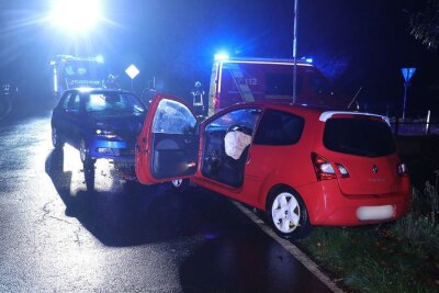 Schwerer Unfall auf der Radeburger Straße: Ein 80-jähriger Skoda-Fahrer gerät auf die Gegenfahrbahn und kollidiert mit einer 42-jährigen Renault-Fahrerin. Beide werden schwer verletzt. Foto: Roland Halkasch