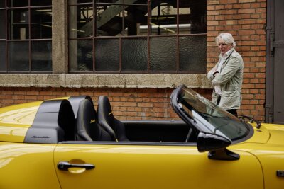 Auto-Gipfel der Individualisierung: Einzelstücke ab Werk - Traumwagen realisiert - vom Werk: Einige Autohersteller bieten Sonderwunsch-Programme, die betuchten Autofahrern wie dem Autosammler Luca Trazzi ihre individuellen Visionen auf die Räder stellen.