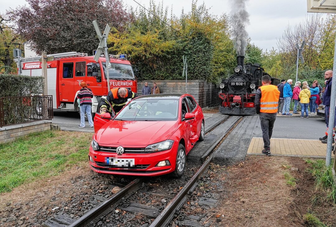 Auto kollidiert mit Zug der Lößnitzgrundbahn in Radebeul: Sachschaden unklar - Der Kleinwagen kolliderte mit der Bahn. Foto: Roland Halkasch