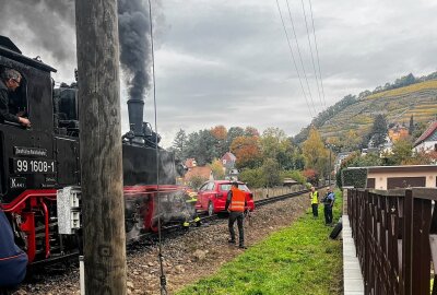 Auto kollidiert mit Zug der Lößnitzgrundbahn in Radebeul: Sachschaden unklar - Der Kleinwagen kolliderte mit der Bahn. Foto: Roland Halkasch