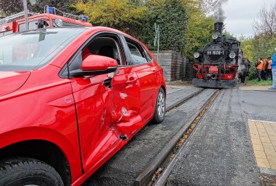 Auto kollidiert mit Zug der Lößnitzgrundbahn in Radebeul: Sachschaden unklar - Der Kleinwagen kolliderte mit der Bahn. Foto: Roland Halkasch