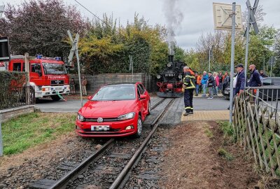 Auto kollidiert mit Zug der Lößnitzgrundbahn in Radebeul: Sachschaden unklar - Der Kleinwagen kolliderte mit der Bahn. Foto: Roland Halkasch