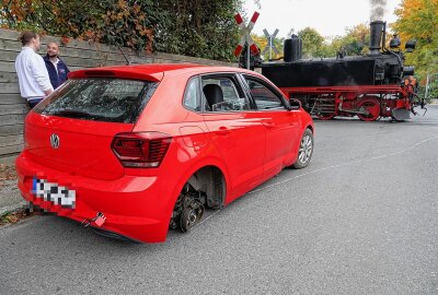 Auto kollidiert mit Zug der Lößnitzgrundbahn in Radebeul: Sachschaden unklar - Der Kleinwagen kolliderte mit der Bahn. Foto: Roland Halkasch