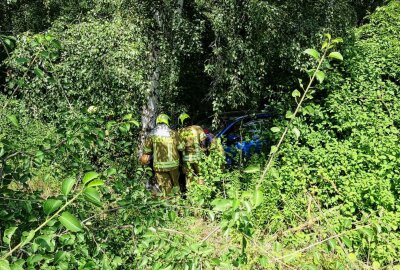 Auto kommt von Fahrbahn ab und kollidiert mit Baum: Verletzte - Auf der Schnellstraße 50 Deutzen Richtung Ransdorf kam eine Fahrerin mit ihren Fahrzeug von der Straße ab und prallte gegen einen Baum. Foto: Xcitepress