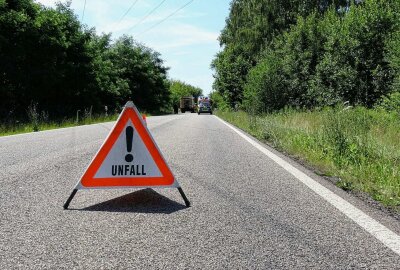 Auto kommt von Fahrbahn ab und kollidiert mit Baum: Verletzte - Beim Abklemmen der Batterie bemerkte die Feuerwehr das es sich um ein Hybrid-Fahrzeug handelte welches ein umsichtiges Arbeiten forderte. Foto: Xcitepress