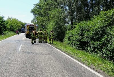 Auto kommt von Fahrbahn ab und kollidiert mit Baum: Verletzte - Beim Abklemmen der Batterie bemerkte die Feuerwehr das es sich um ein Hybrid-Fahrzeug handelte welches ein umsichtiges Arbeiten forderte. Foto: Xcitepress