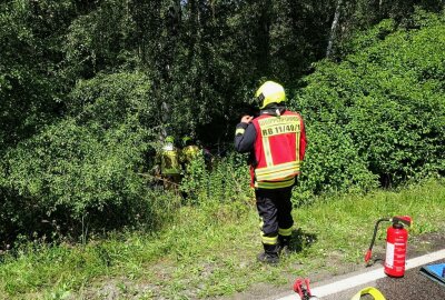 Auto kommt von Fahrbahn ab und kollidiert mit Baum: Verletzte -  Im weiteren Verlauf blieb die Feuerwehr vor Ort um des Abschleppen zu unterstützen, da sich das Fahrzeug einige Meter tief im Wald befand und eventuell Bäume und Sträucher entfernt werden mussten. Foto: Xcitepress