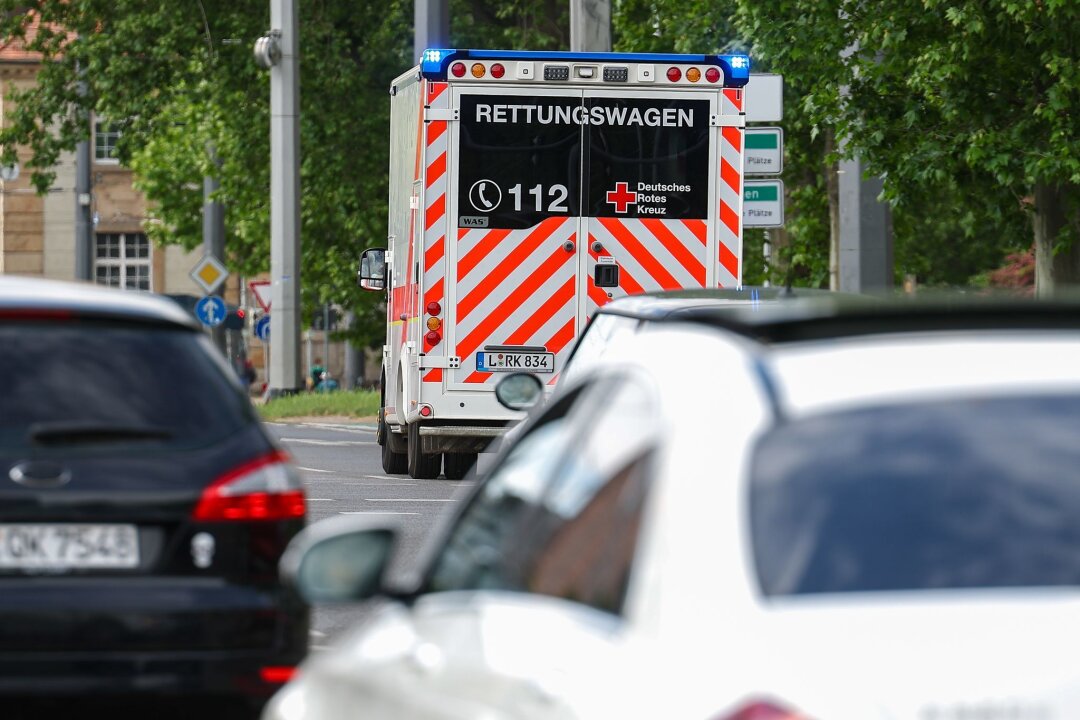 Auto mit zwei Teenagern prallt gegen Baum – schwer verletzt - Die beiden Schwerverletzten wurden per Rettungswagen ins Krankenhaus gebracht. (Symbolbild)