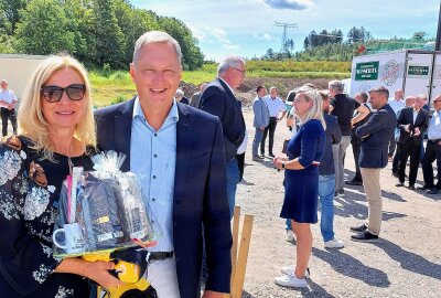 Auto Müller feiert Richtfest in Plauen-Oberlosa - Alexander Müller empfing mit seiner Frau rund 50 Gäste in Plauen-Oberlosa. Fotos: Karsten Repert