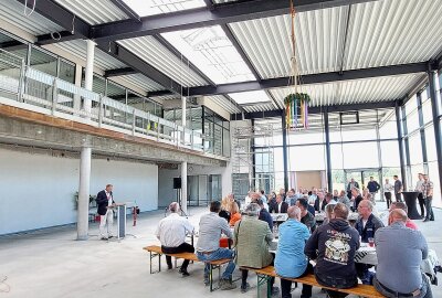 Auto Müller feiert Richtfest in Plauen-Oberlosa - Alexander Müller empfing mit seiner Frau rund 50 Gäste in Plauen-Oberlosa. Fotos: Karsten Repert