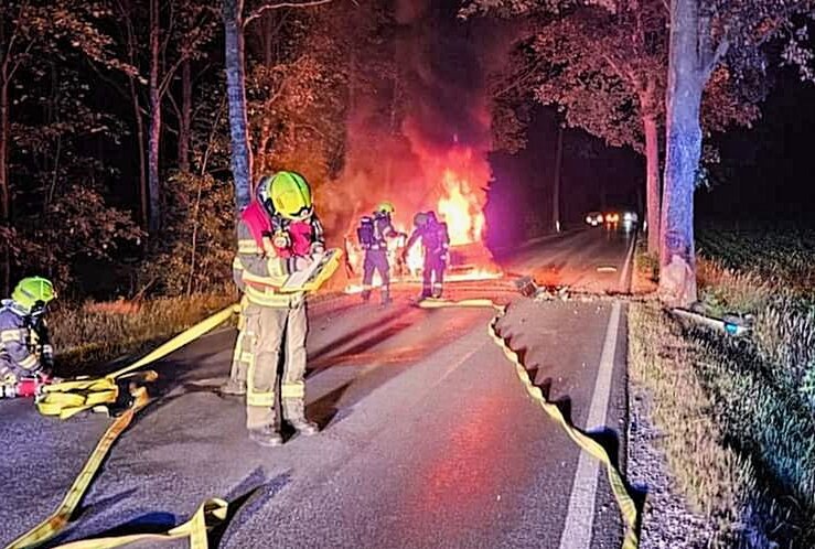 Auto nach Unfall auf Staatsstraße im Erzgebirge in Vollbrand: Schwerverletzte Fahrerin gerettet - Am Mittwochabend kam es zu einem schweren Unfall, bei dem ein Auto gegen einen Baum prallte und anschließend in Vollbrand aufging. Foto: Feuerwehr Ehrenfriedersdorf