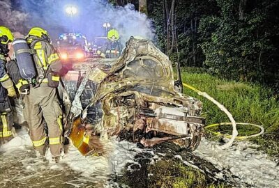 Auto nach Unfall auf Staatsstraße im Erzgebirge in Vollbrand: Schwerverletzte Fahrerin gerettet - Am Mittwochabend kam es zu einem schweren Unfall, bei dem ein Auto gegen einen Baum prallte und anschließend in Vollbrand aufging. Foto: Feuerwehr Ehrenfriedersdorf