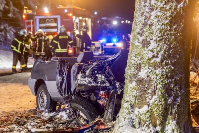 Auto prallt gegen Baum: 18-Jähriger stirbt bei Glätteunfall - Drei Stunden Vollsperrung nach schwerem Unfall.