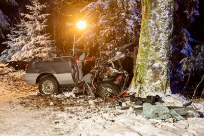 Auto prallt gegen Baum: 18-Jähriger stirbt bei Glätteunfall - Der 18-Jährige erlag seinen Verletzungen noch am Unfallort.