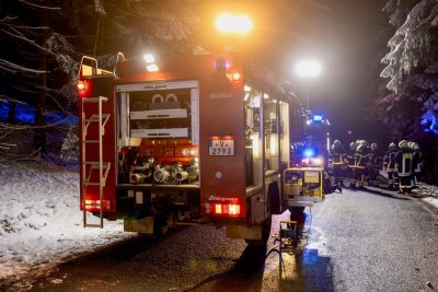 Auto prallt gegen Baum: 18-Jähriger stirbt bei Glätteunfall - Warum der Mann von der Straße abkam, ist bislang nicht bekannt.