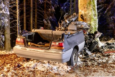 Auto prallt gegen Baum: 18-Jähriger stirbt bei Glätteunfall - Am Auto entstand Totalschaden.