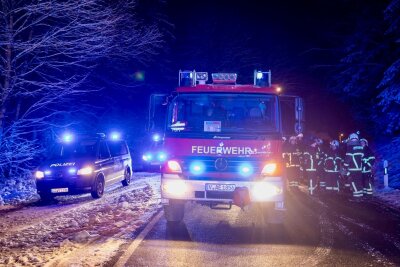 Auto prallt gegen Baum: 18-Jähriger stirbt bei Glätteunfall - Die Straße war für rund drei Stunden gesperrt. 