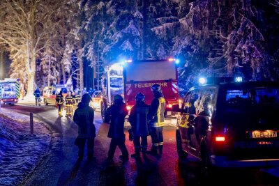 Auto prallt gegen Baum: 18-Jähriger stirbt bei Glätteunfall - Der 18-Jährige erlag seinen Verletzungen noch am Unfallort.