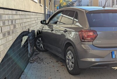 Auto prallt gegen Hauswand: Ersthelfer retten Frau nach medizinischem Notfall - Am Donnerstagmorgen kam es in Leipzig zu einem Unfall, bei dem eine Frau aufgrund eines medizinischen Notfalls von der Fahrbahn abkam. Foto: Christian Grube